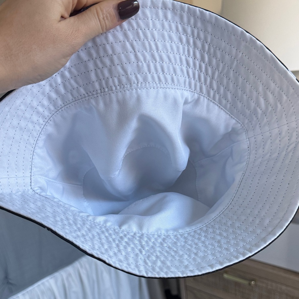 Alice + Olivia Black Daisy Print Tote w Matching Bucket Hat - Picture 3 of 5